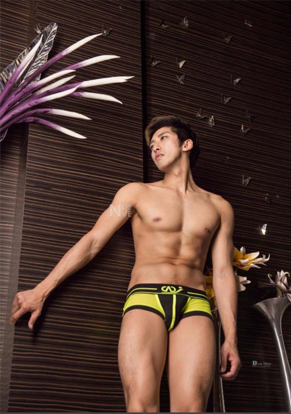 Whoseman-4-明星教練男丁格爾-芬達-全裸非全見寫真書